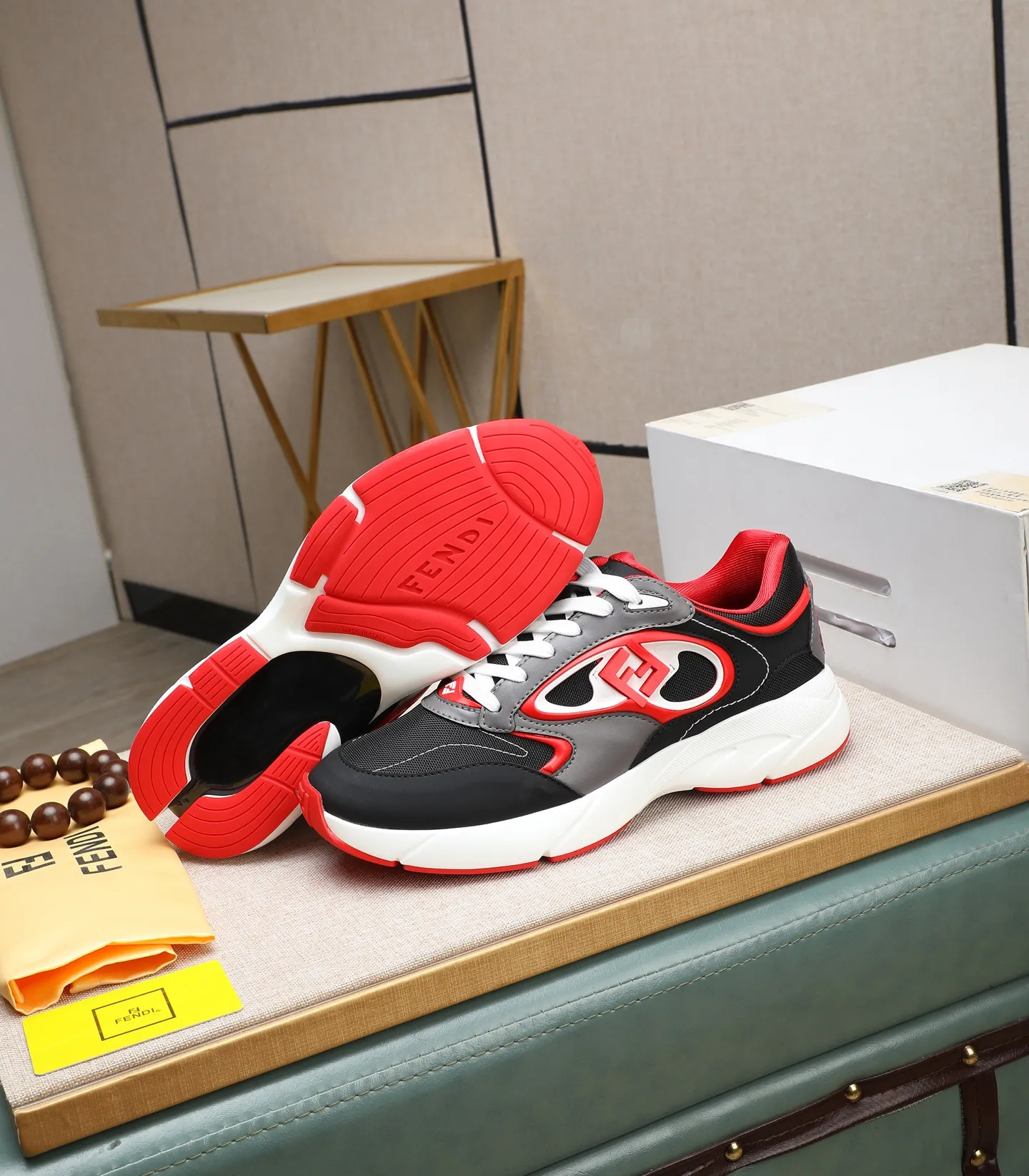 Ex-factory price 760 (high version) [Fendi] Fendi’s latest casual shoes for men! Available at counters simultaneously! A one-to-one replica of the original. Made entirely of imported top-grain calfskin, the interior is made of top-grain water-dyed cowhide, and the original factory-supplied rubber outsole. Leading new fashion concepts. Matching code: 39-44. 38.45 can be customized and cannot be returned or exchanged!